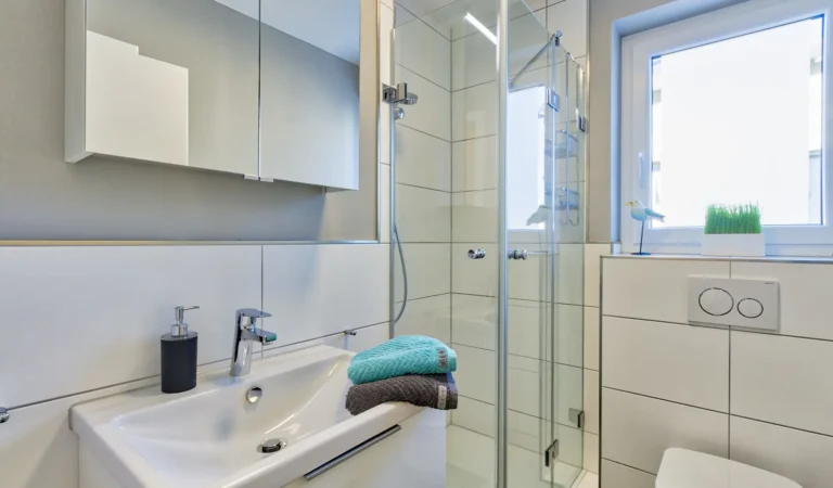 AW1_modernes_bad_mit_Fenster_bayreuth_ferienwohnung_moebliertes_wohnen_auf_zeit_zentral_Innenstadt_zentrumsnah