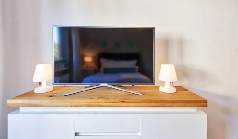 AW1_schoener_wohnen_fernseher_balkon_kueche_parkplatz_city_wohlfuehlen_airbnb_bookingcom_vermieterin_festspielstadt