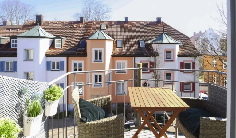 AW2_aussicht_balkon_zentrum_wohlfühlen_lebenin_der_stadt_airbnb_bookingcom_superhost_vermieterin_wohlfühlen_toll