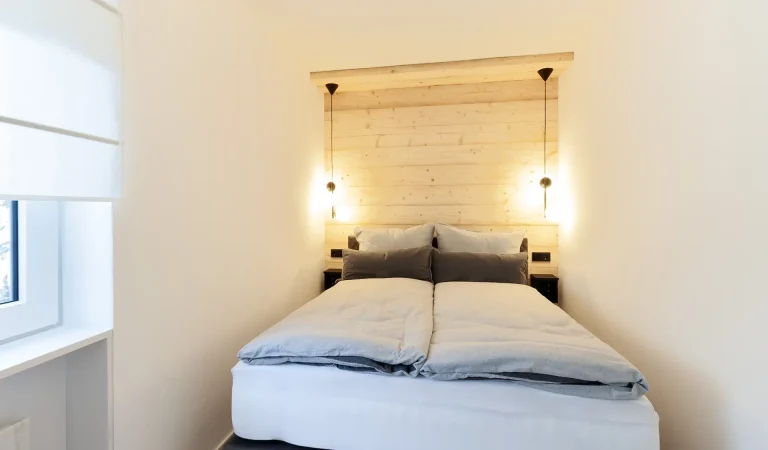 AF_Boxspringbett_bequemes_großes_bett_helle_wände_holzwand_desin_wohlfühlatmosphäre_gut_schlafen