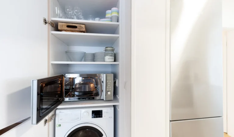 AF_Kindergeschirr_mikrowelle_herd_backofen_geschirr_gläser_töpfe_pfannen_salz_pfeffer_gut_gehen_lassen