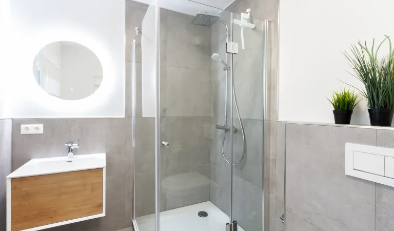 AF_bad_mit_fliesen_modern_dusche_wc_shampoo_föhn_aussicht_duschbadezimmer_bad_mit_dusche_hell_und_freundlich