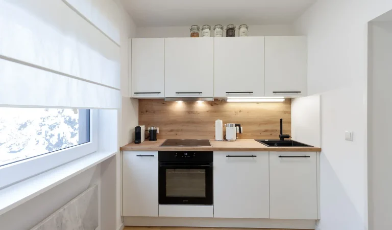 AF_helle_moderne_küchenzeile_vollaustattung_kaffee_tee_inklusive_waffeleisen_raclette_kochen_in_der_ferienwohnung_küche_modern_wunderschön