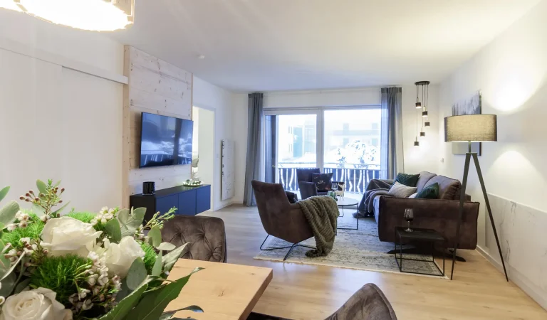 AF_wohnraum_aussicht_balkon_große_räume_platz_für_sechs_personen_winterurlaub_sommerurlaub_zusammen_ferien_machen_urlaub