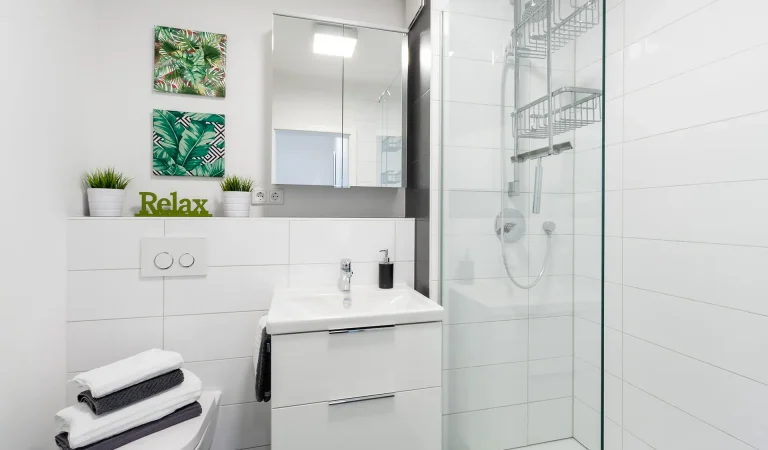 AH_Bad_mit_Dusche_hell_freundlich_sauber_ansprechend_interior_modern_relax_oase_wohnen_leben_mieten_mieter_anspruchsvoll_citynah