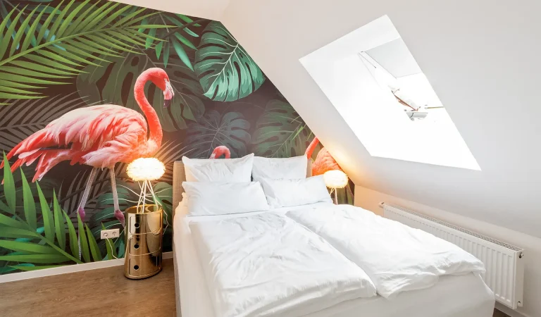 AH_Bett_gemütlich_groß_Flamingo_wohnen_innenstadt_lieblingsort_design_lieblingsplatz_suche_wohnung_möbliert_wohnen_opera_festival