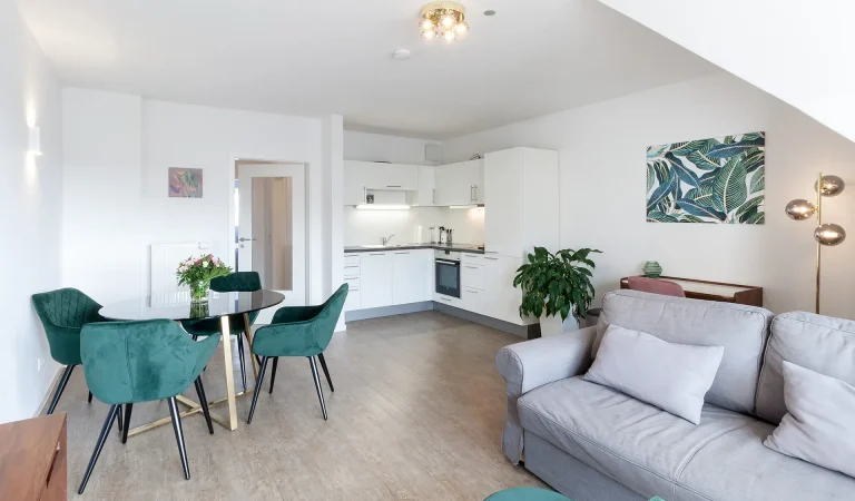 AH_couch_esstisch_wohlfühlen_ankommen_sauber_bequem_einrichtung_design_immospezialistin_bayreuth_innenstadtlage_zentral_festspiele