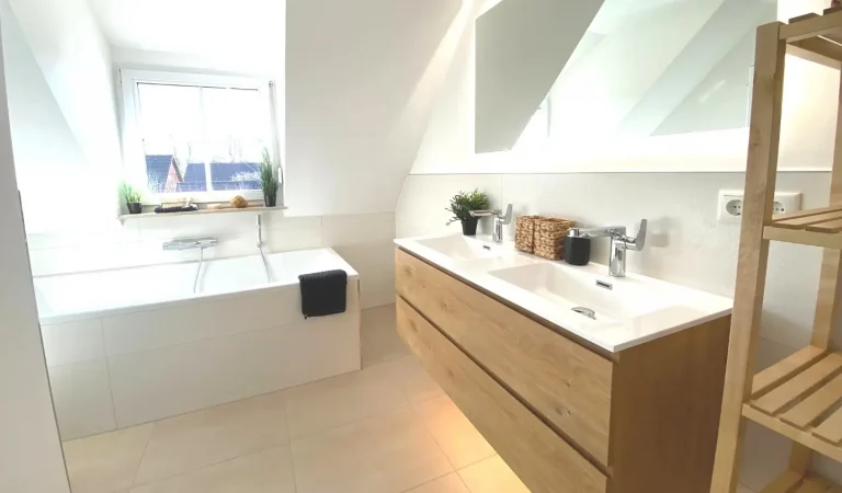 Bad mit Regendusche und großer Badewanne fuer zwei