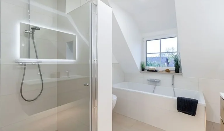 Bodenebene Dusche mit Glastür und Abstellnische