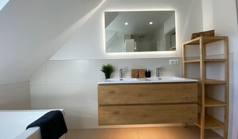 Doppelwaschtisch und großer Spiegel einfach ein komfortables Bad