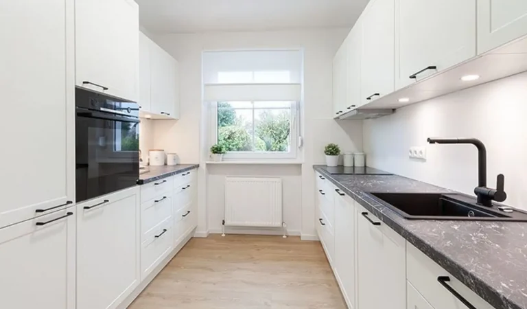 Einbauküche mit Geräten von Bosch Backofen mit Pyrolyse und Induktionsherd