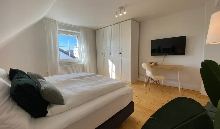 Elternschlafzimmer mit TV und Schminktisch