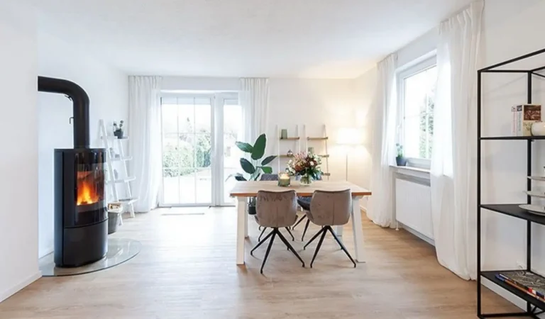 Essbereich und Blick Richtung Garten mit Kaminofen_Holz inklusive