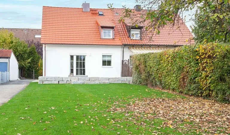 Garten mit Sued Terrasse schöne Wiese alles eingezäunt für Ihren Hund