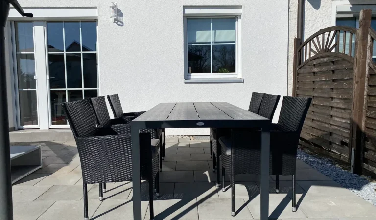 Gemütlich draussen frühstücken oder grillen_einfach die Luft geniessen