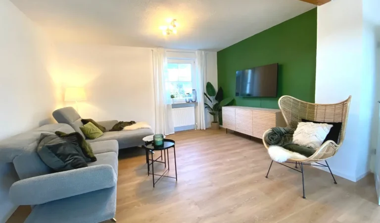 Großes Wohnzimmer mit Essbereich Kamin und Sitzlandschaft mit 55 Zoll SmartTV