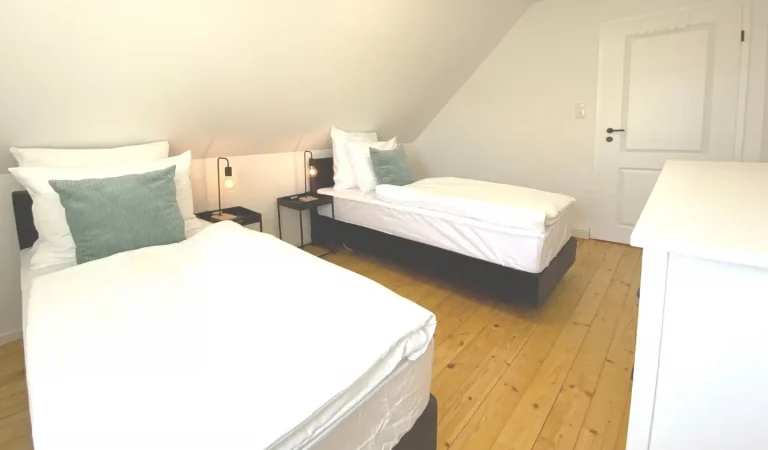 Kinderzimmer mit Boxspringbetten einzeln gestellt_herrlich gemütlich und bequem