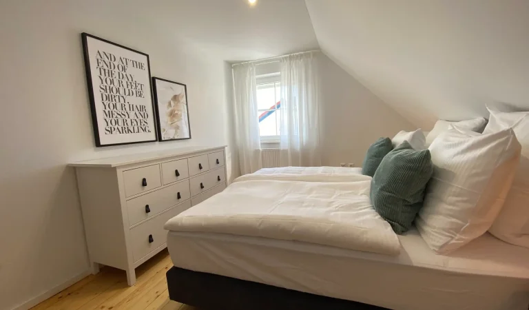 Kinderzimmer_oder_zweites_Schlafzimmer_mit Boxspringbett_auch als Einzelbetten