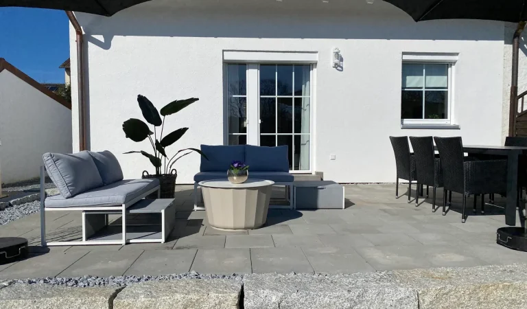 Landhaustraum_Sonnige_Terrasse nach Süden mit Schirmen und Grill