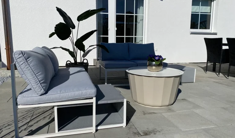 Loungeecke und Sonnenschirme auf der Terrasse